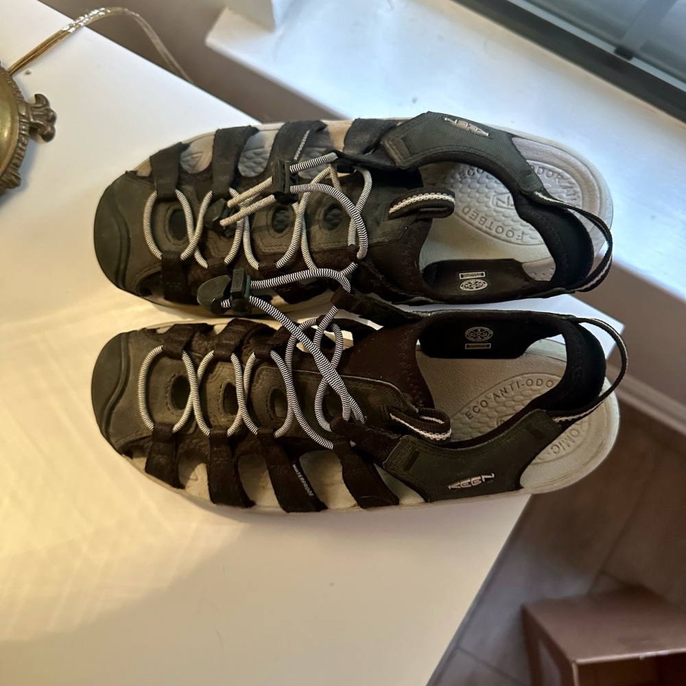 Keen Whisper Sandals for Ladies hiking and water shoes